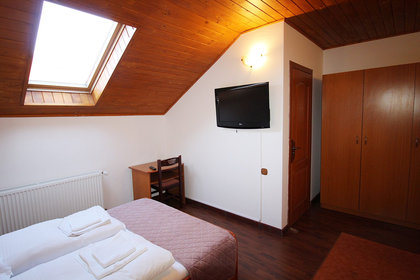 Camera mansarda cu velux