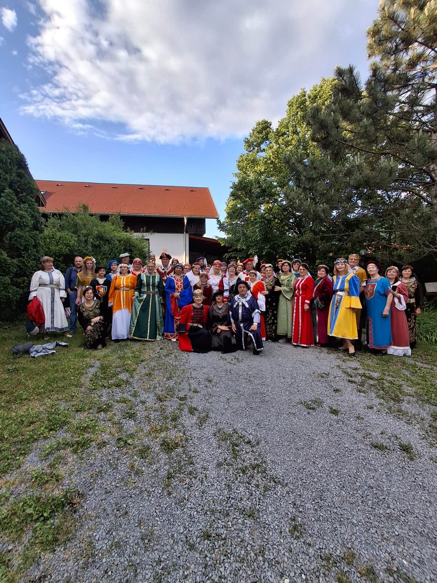 Grup mare petrecere medievala