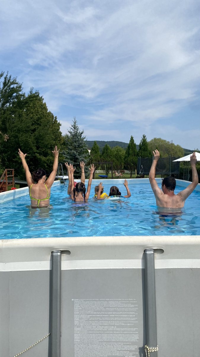 Familie la piscina