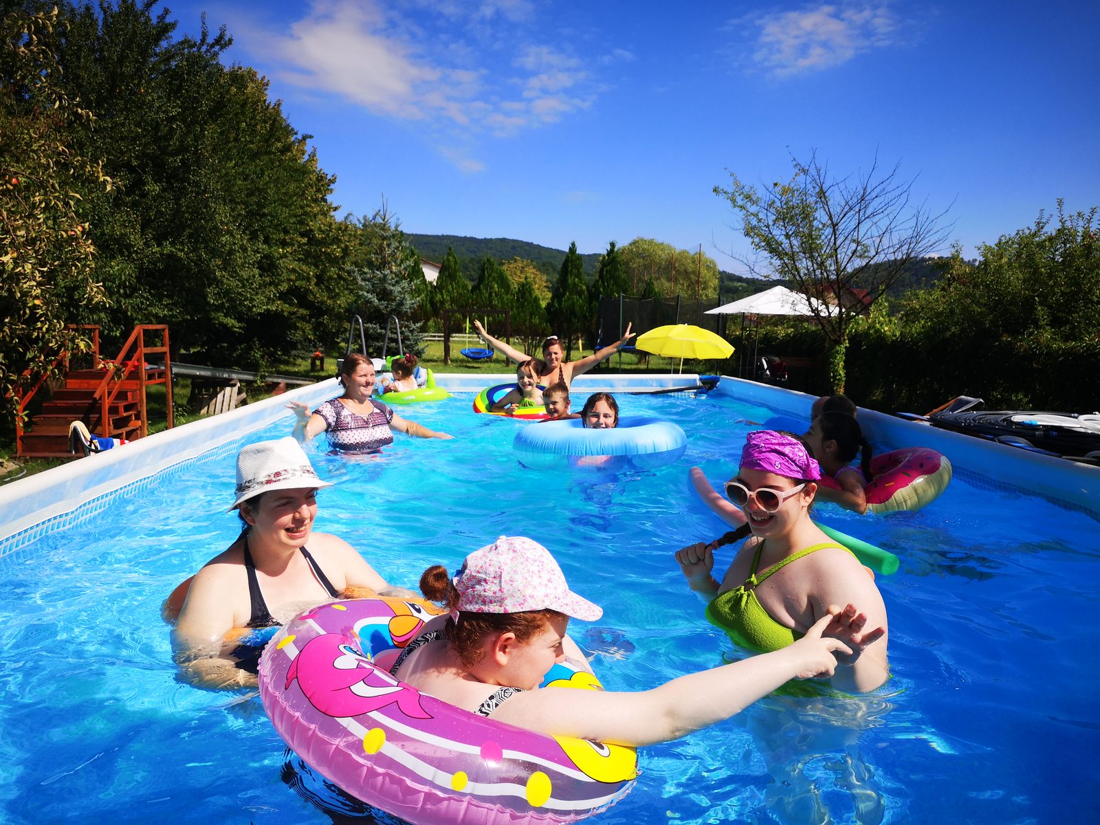 Piscina Casa Romantic cu oaspeti